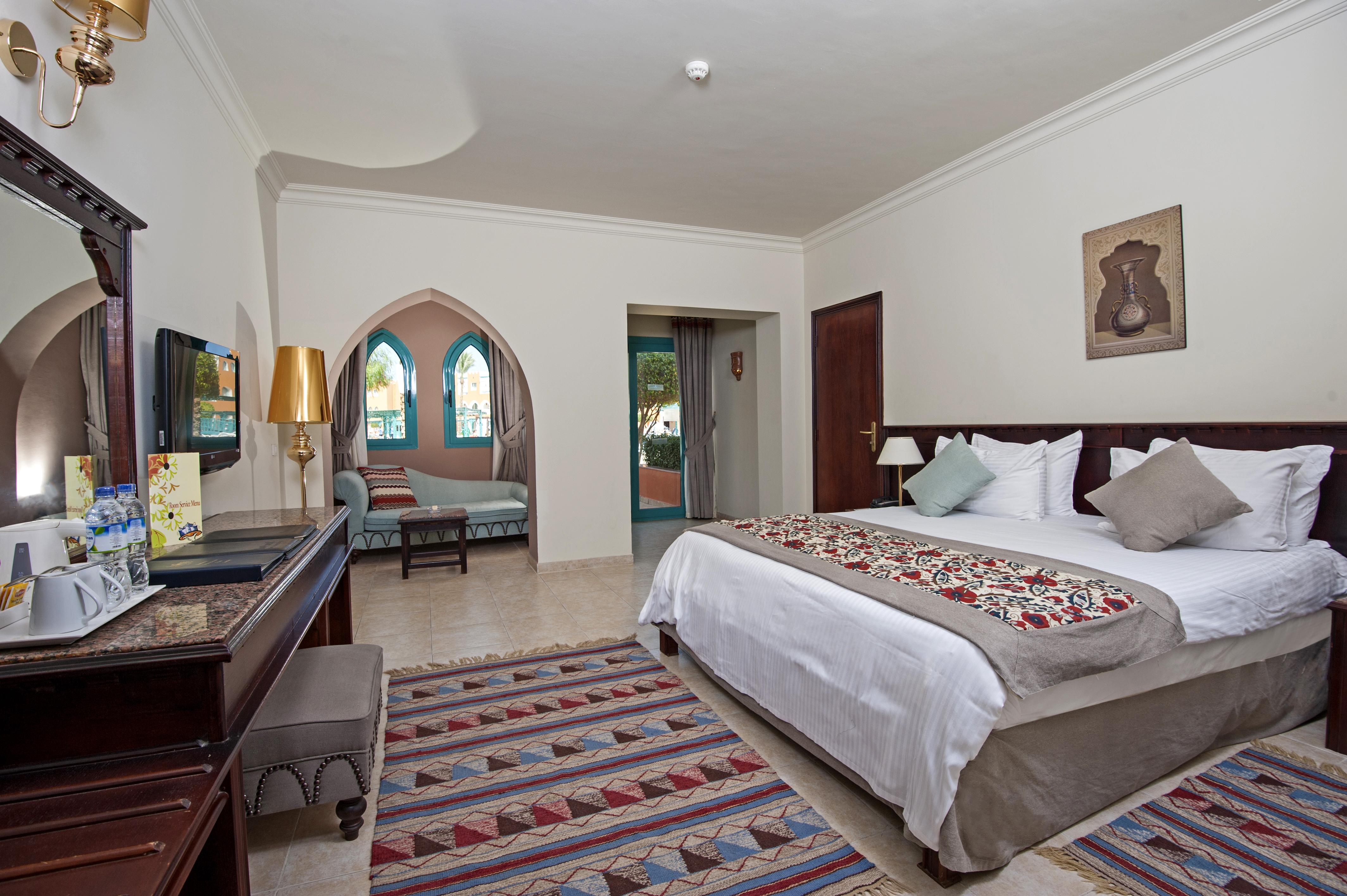 Sunrise Garden Beach Resort Hurghada Bagian luar foto A room at the Hilton Luxor