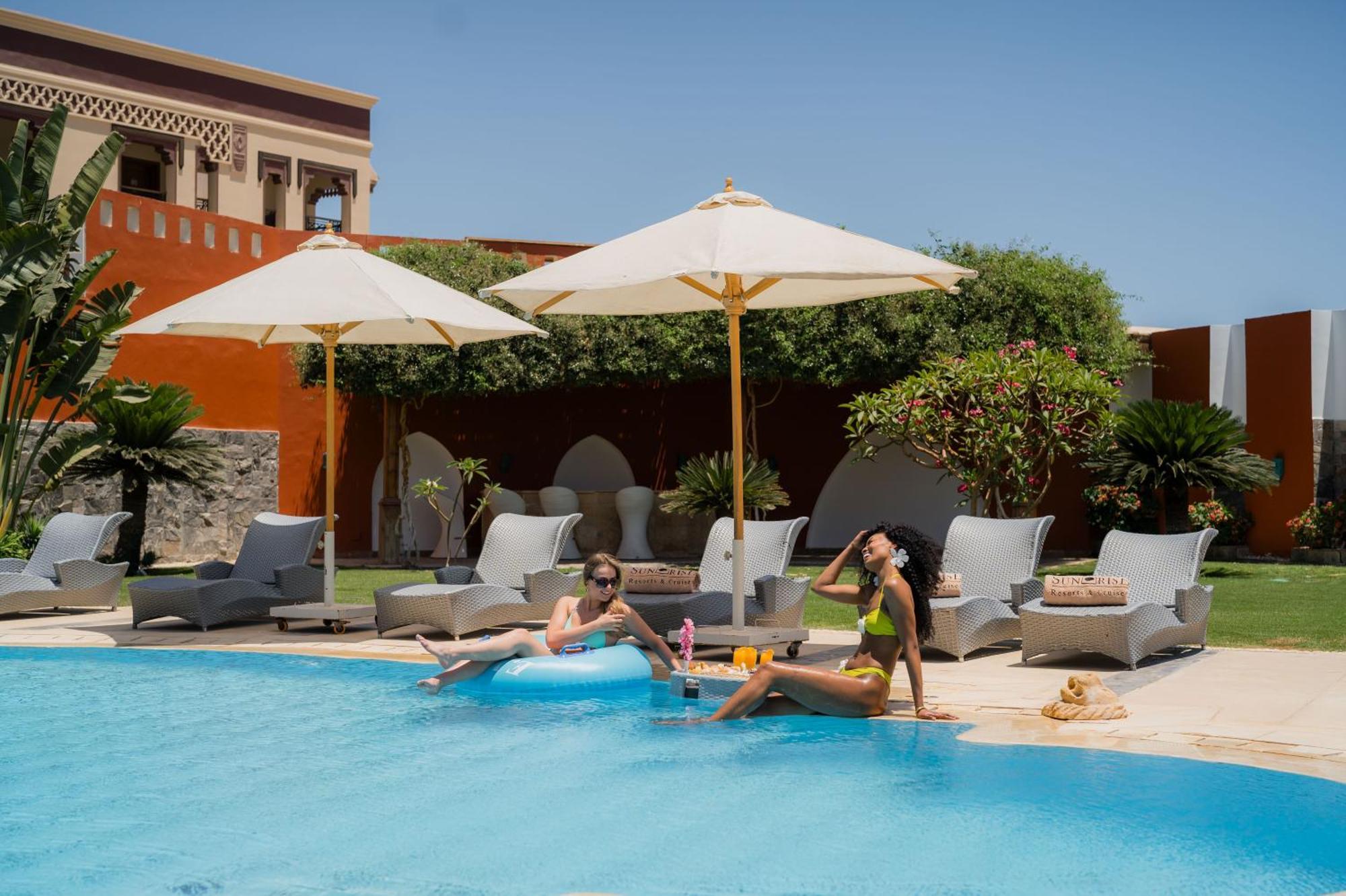 Sunrise Garden Beach Resort Hurghada Bagian luar foto The swimming pool at the hotel