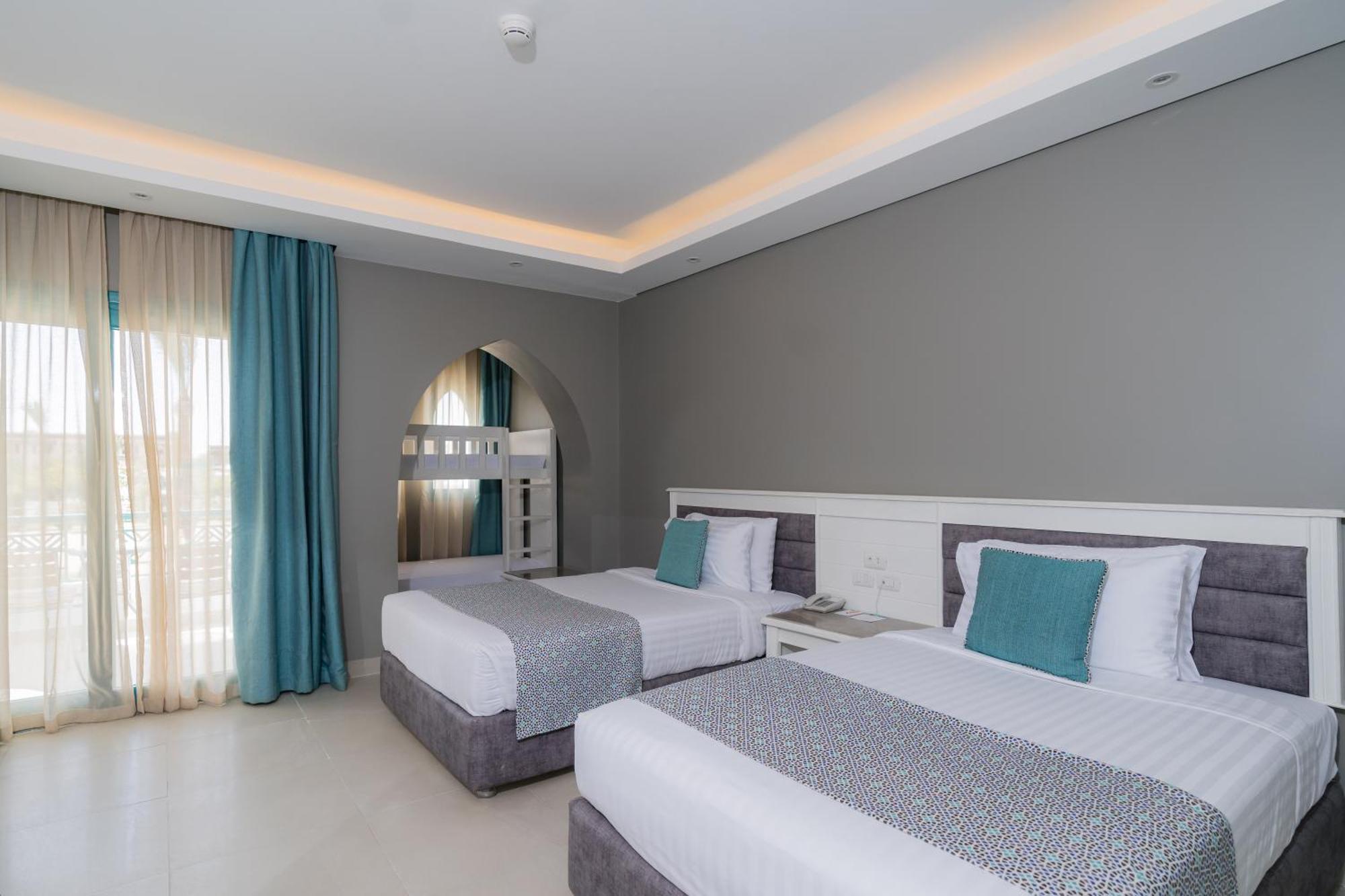 Sunrise Garden Beach Resort Hurghada Ruang foto A room at the hotel