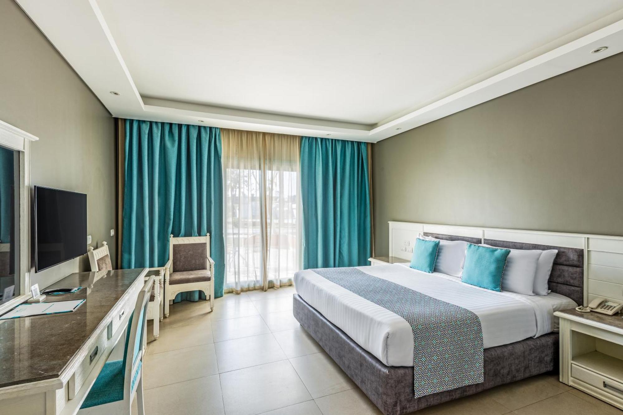 Sunrise Garden Beach Resort Hurghada Bagian luar foto A room at the hotel