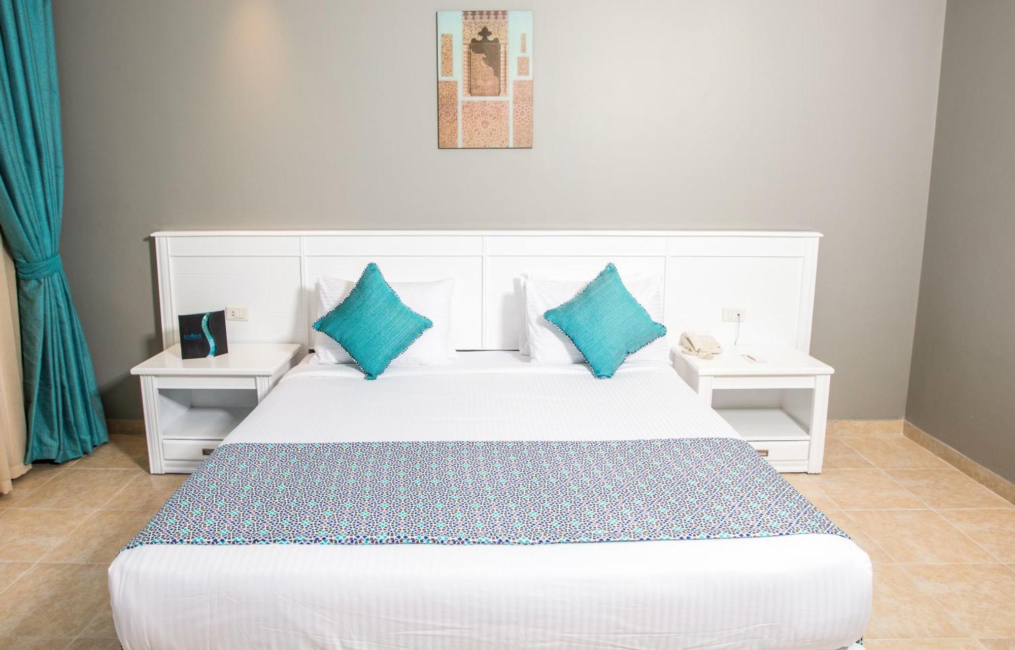 Sunrise Garden Beach Resort Hurghada Ruang foto A bed with a mattress