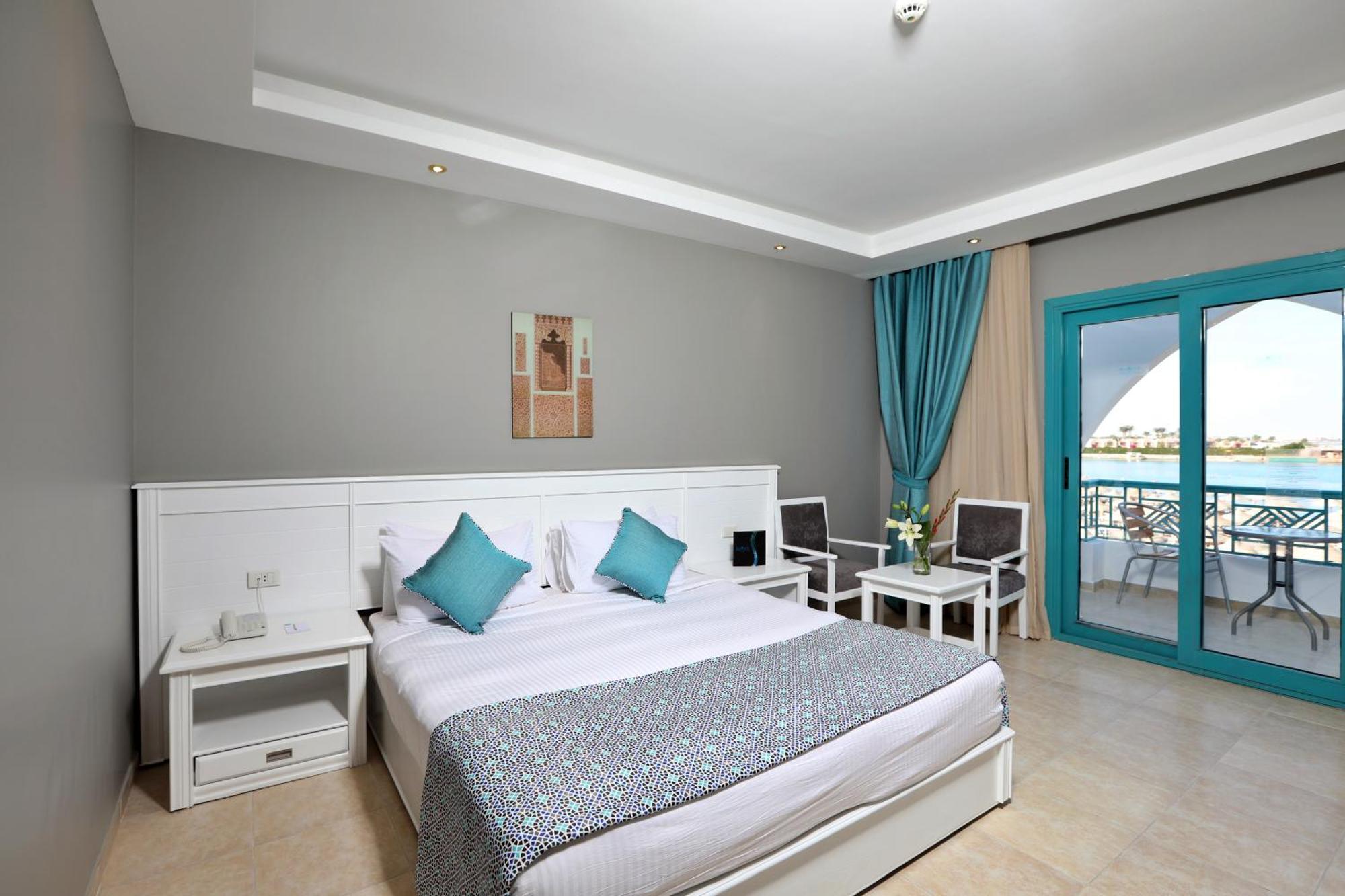 Sunrise Garden Beach Resort Hurghada Bagian luar foto A room at the hotel