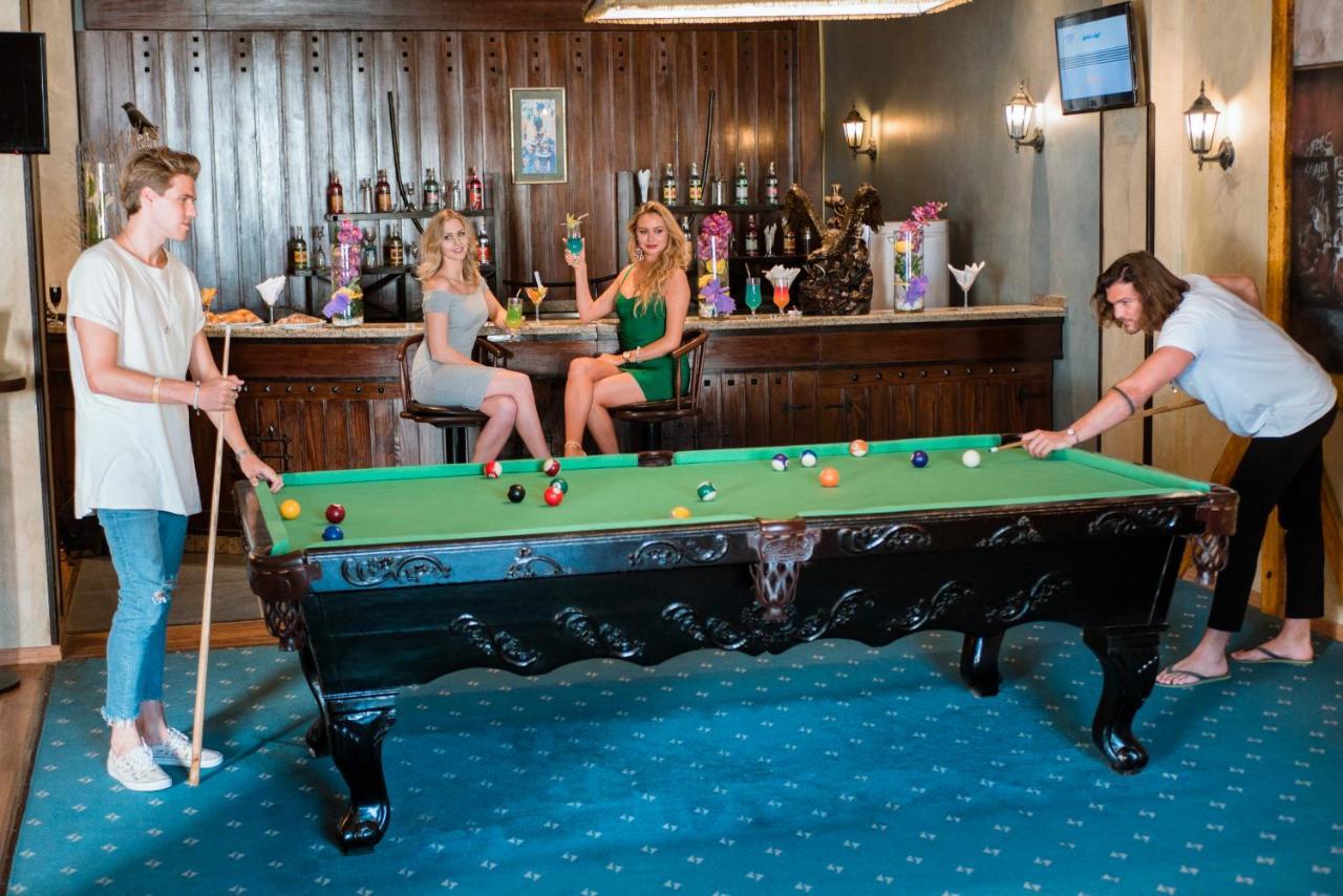 Sunrise Garden Beach Resort Hurghada Bagian luar foto Pool table