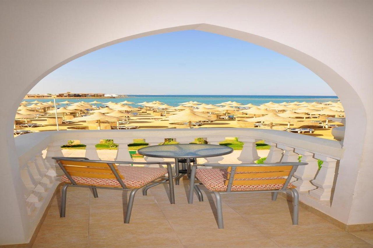 Sunrise Garden Beach Resort Hurghada Bagian luar foto View from a balcony