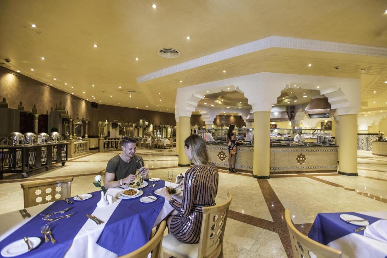 Sunrise Garden Beach Resort Hurghada Bagian luar foto The buffet at the Grand Hotel